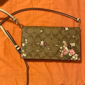 Crossbody, shoulder bag. Leather and mixed floral details.